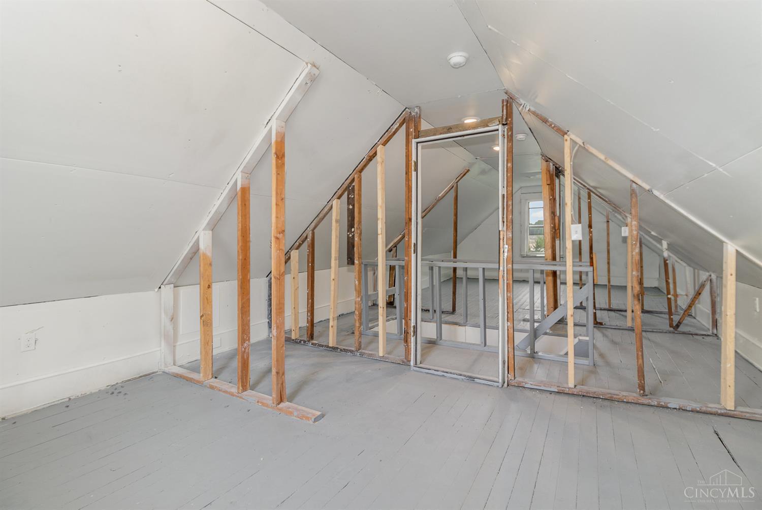 809 Ridgeway Avenue Cincinnati, OH 45229 - Photo 9 of 36 Gallery Image 9