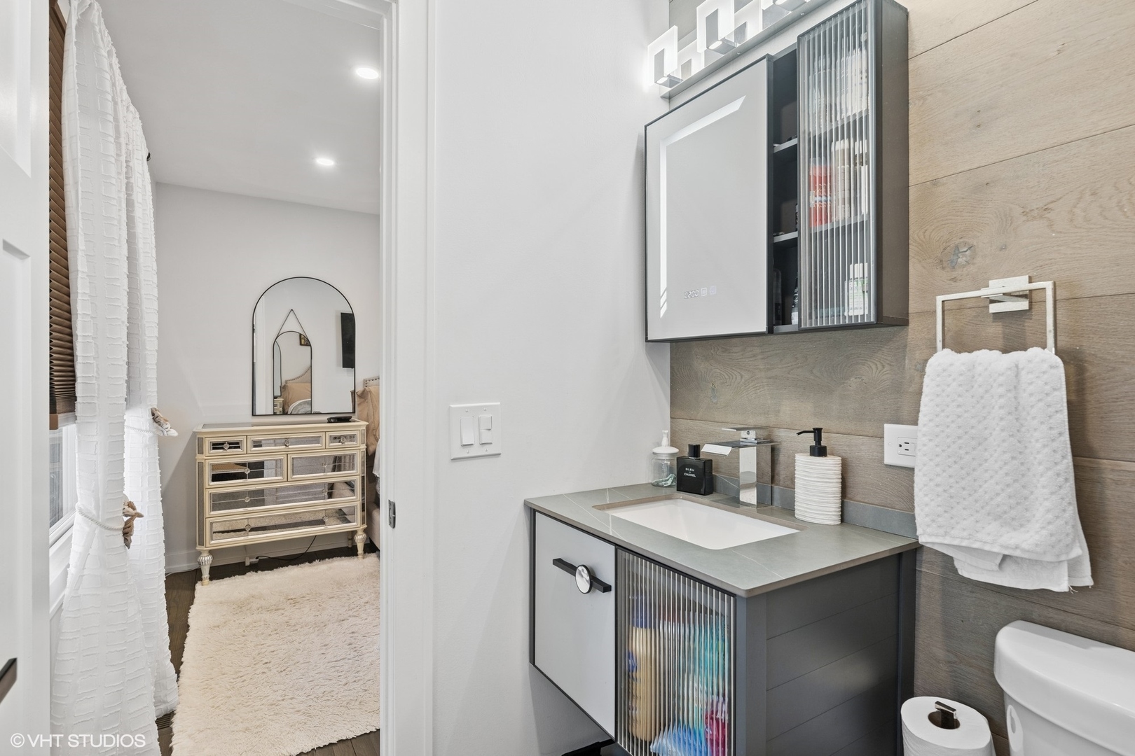 1045 Green Bay Road Lake Bluff, IL 60044 - Photo 16 of 22 a view of bathroom with dual sinks
