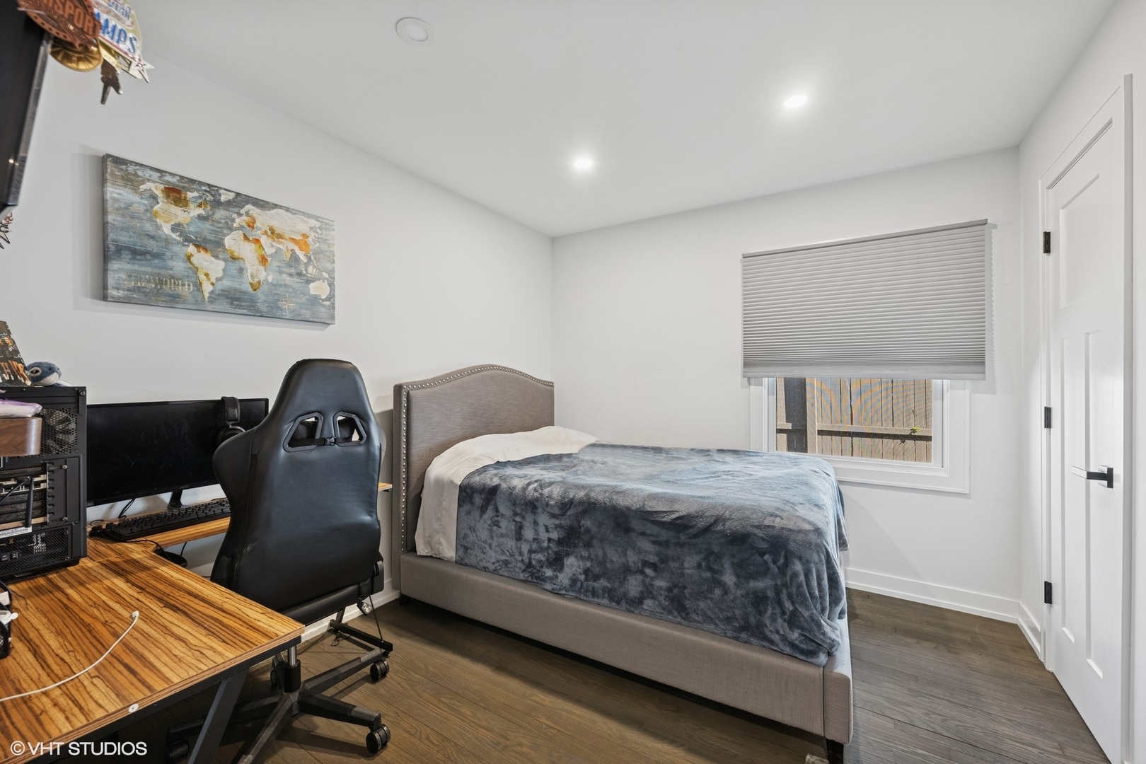 1045 Green Bay Road Lake Bluff, IL 60044 - Photo 18 of 22 a room with a bed and furniture