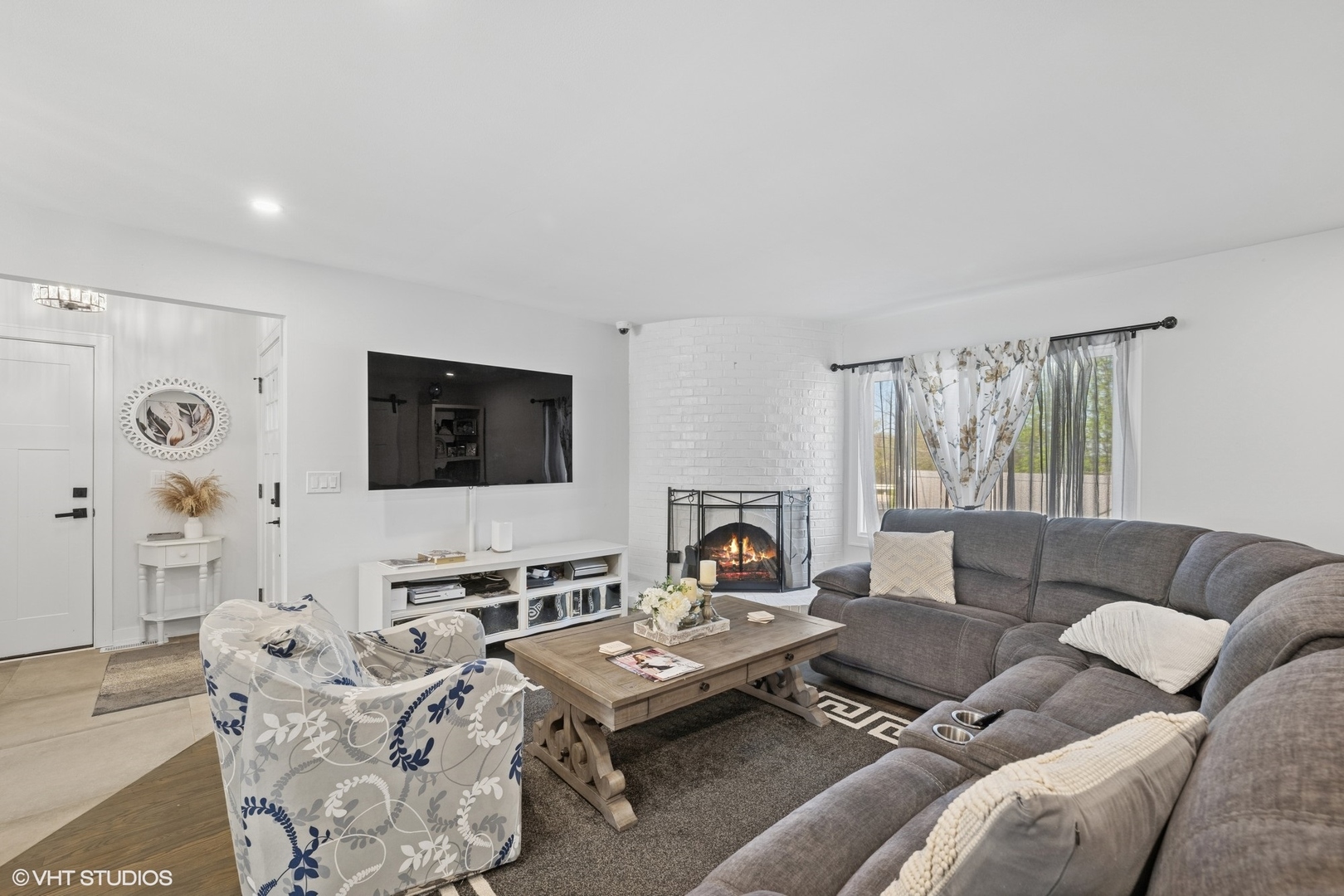 1045 Green Bay Road Lake Bluff, IL 60044 - Photo 7 of 22 a living room with furniture and a couch