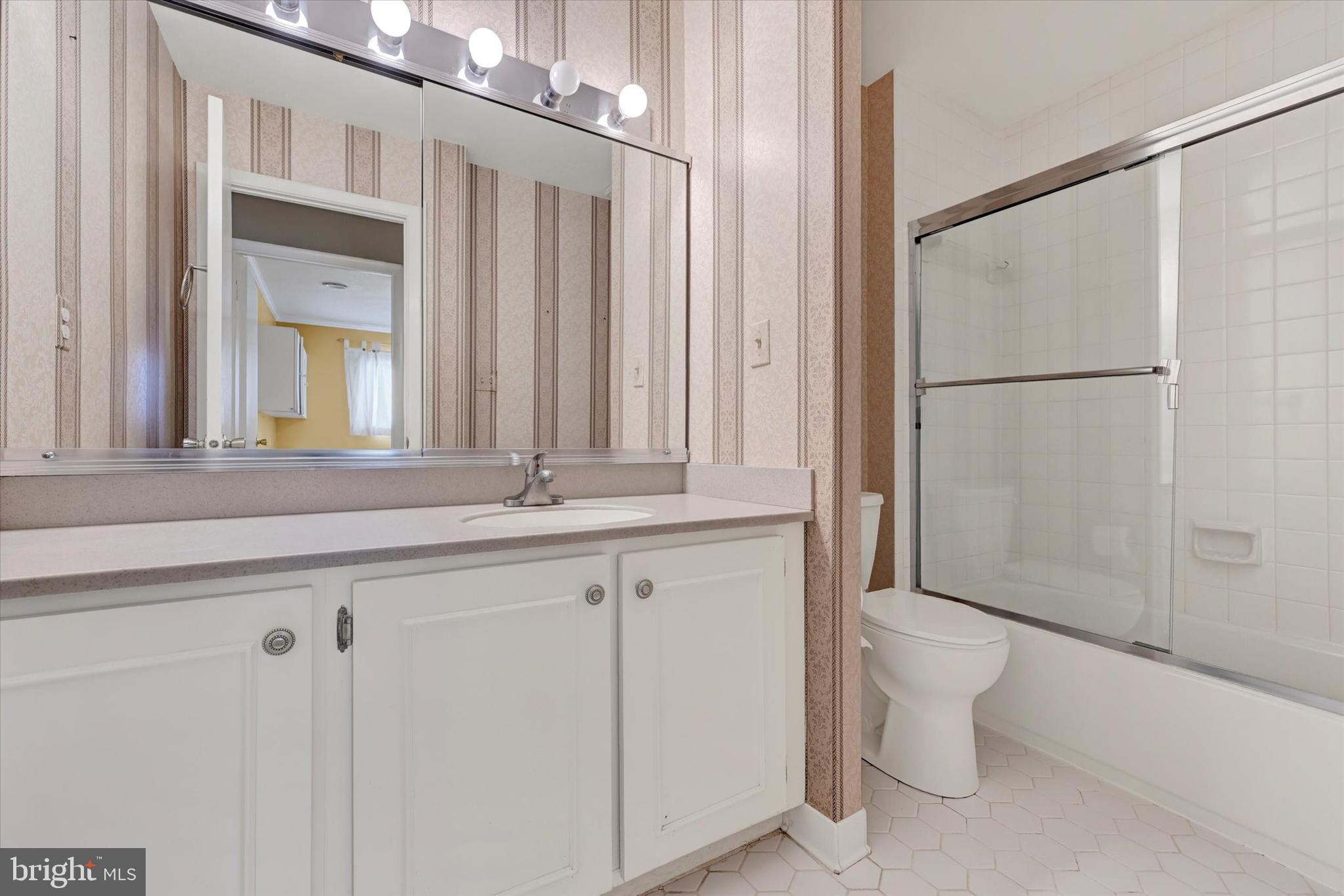 25 Tanner Court, Unit H Baltimore, MD 21208 - Photo 25 of 29 a bathroom with a sink and a mirror