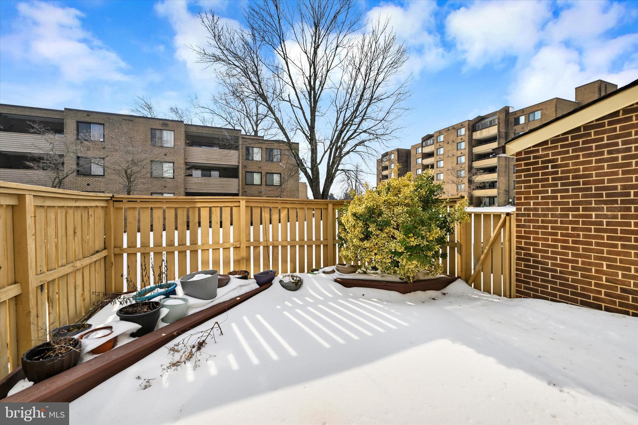 25 Tanner Court, Unit H Baltimore, MD 21208 - Photo 26 of 29 a view of a balcony with a chair
