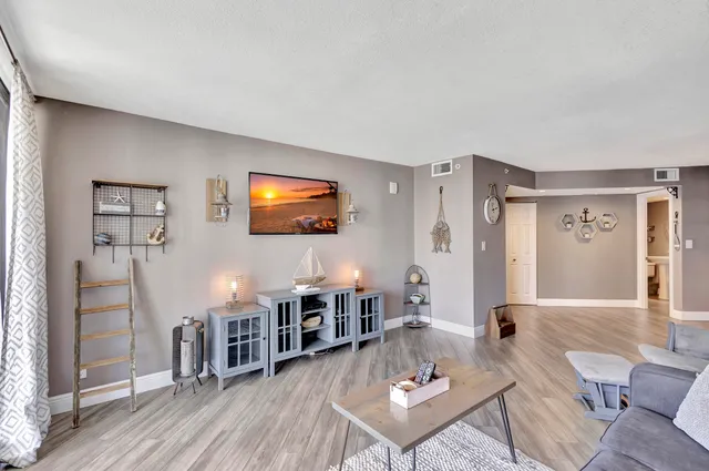 $649,000 | 3000 North Ocean Drive, Unit 17B, Singer Island, FL 33404