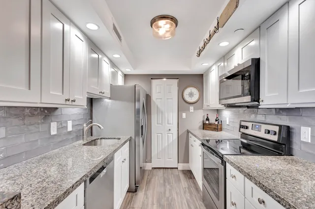 $649,000 | 3000 North Ocean Drive, Unit 17B, Singer Island, FL 33404