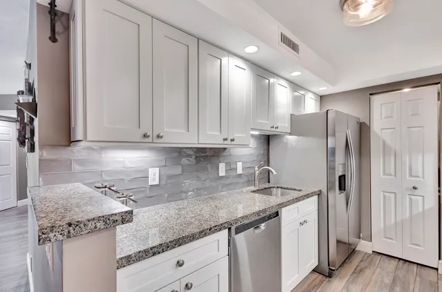 $649,000 | 3000 North Ocean Drive, Unit 17B, Singer Island, FL 33404