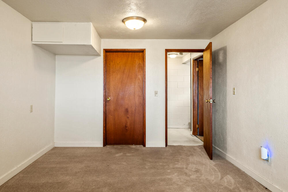 23131 North Poe Valley Road Klamath Falls, OR 97603 - Photo 29 of 45 an empty room with closet and a bathroom