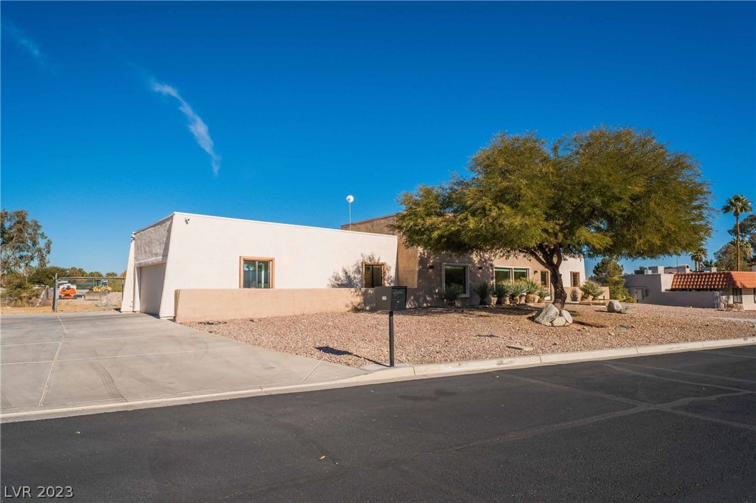 2105 South Cimarron Road Las Vegas, NV 89117 - Photo 2 of 51