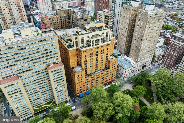 a large building with a outdoor space
