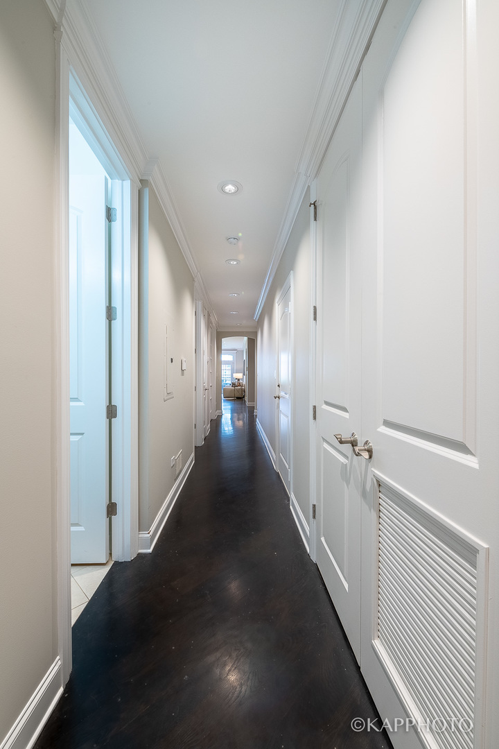 106 South Sangamon Street, Unit 3N Chicago, IL 60607 - Photo 24 of 27 a view of a hallway