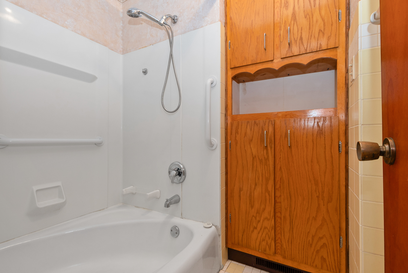 20009 East Brightway Road Mokena, IL 60448 - Photo 23 of 37 a bathroom with a bathtub and a shower