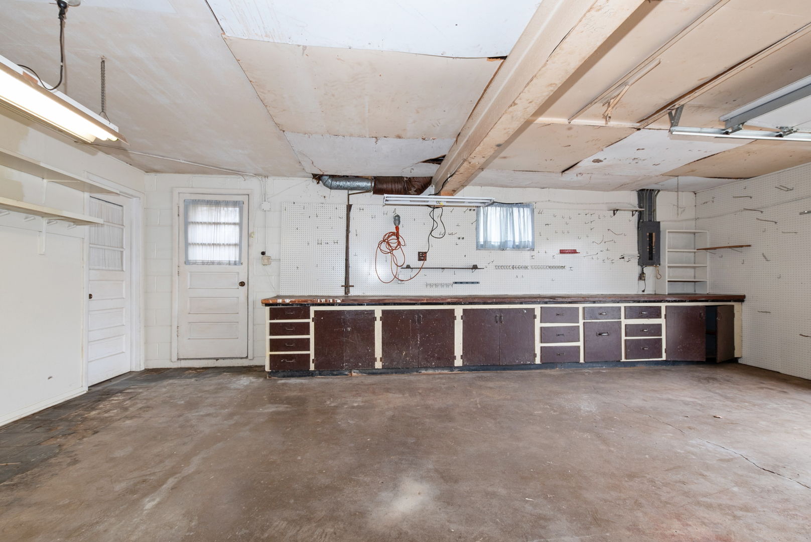 20009 East Brightway Road Mokena, IL 60448 - Photo 32 of 37 a view of a room with a car parked