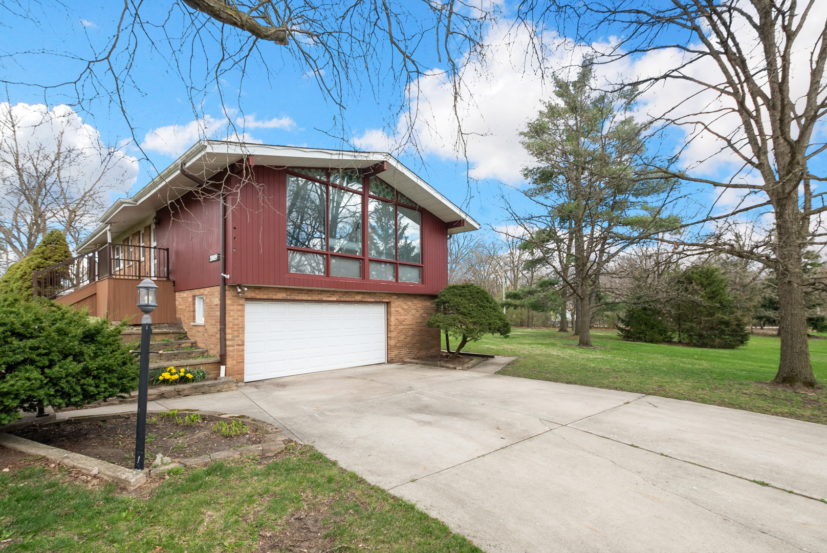 20009 East Brightway Road Mokena, IL 60448 - Photo 4 of 37 a front view of a house with a yard and garage