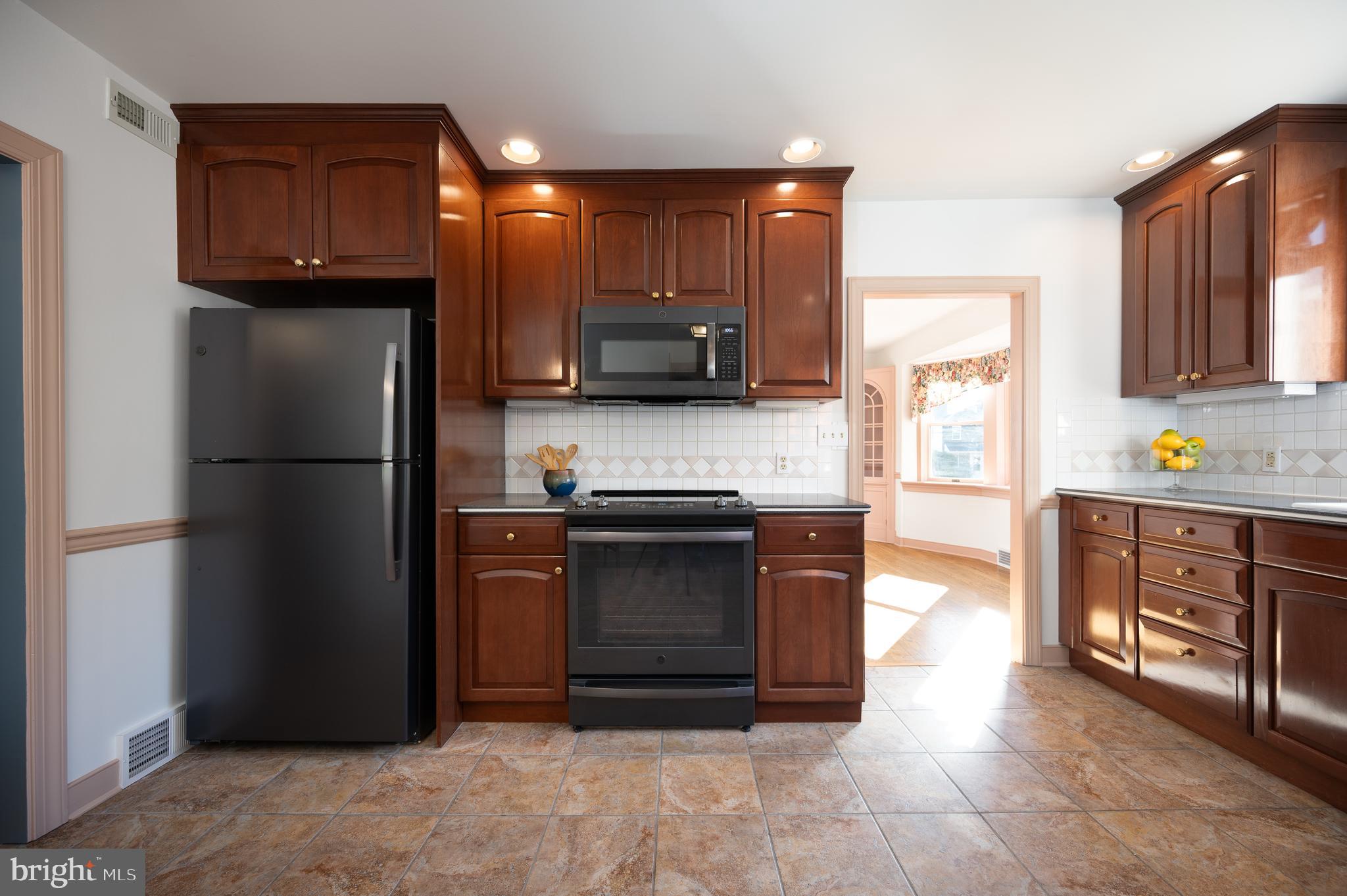 1507 Spring Lane Wilmington, DE 19809 - Photo 16 of 51 Newer stainless steel appliances