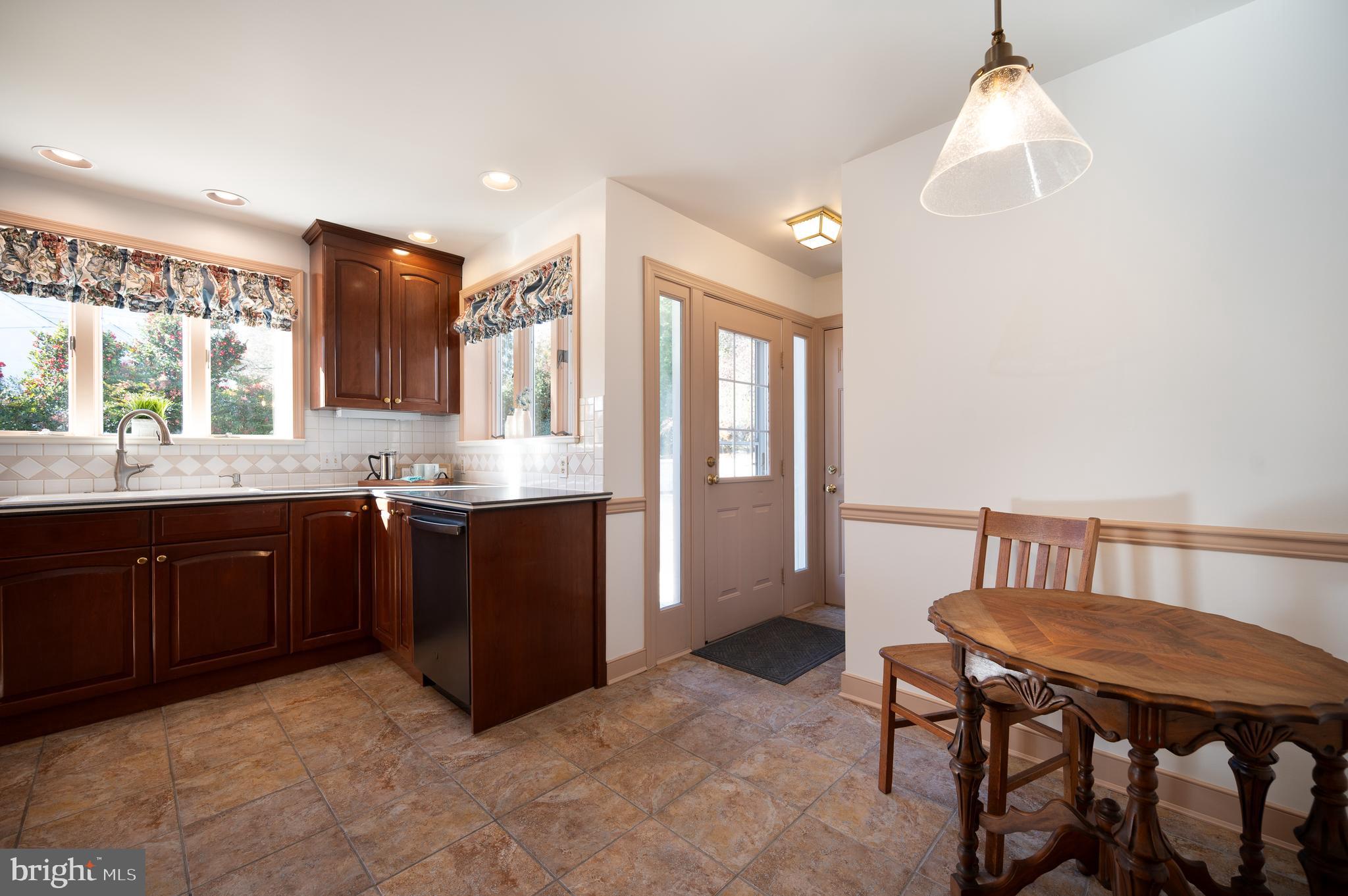 1507 Spring Lane Wilmington, DE 19809 - Photo 17 of 51 Kitchen with dining area
