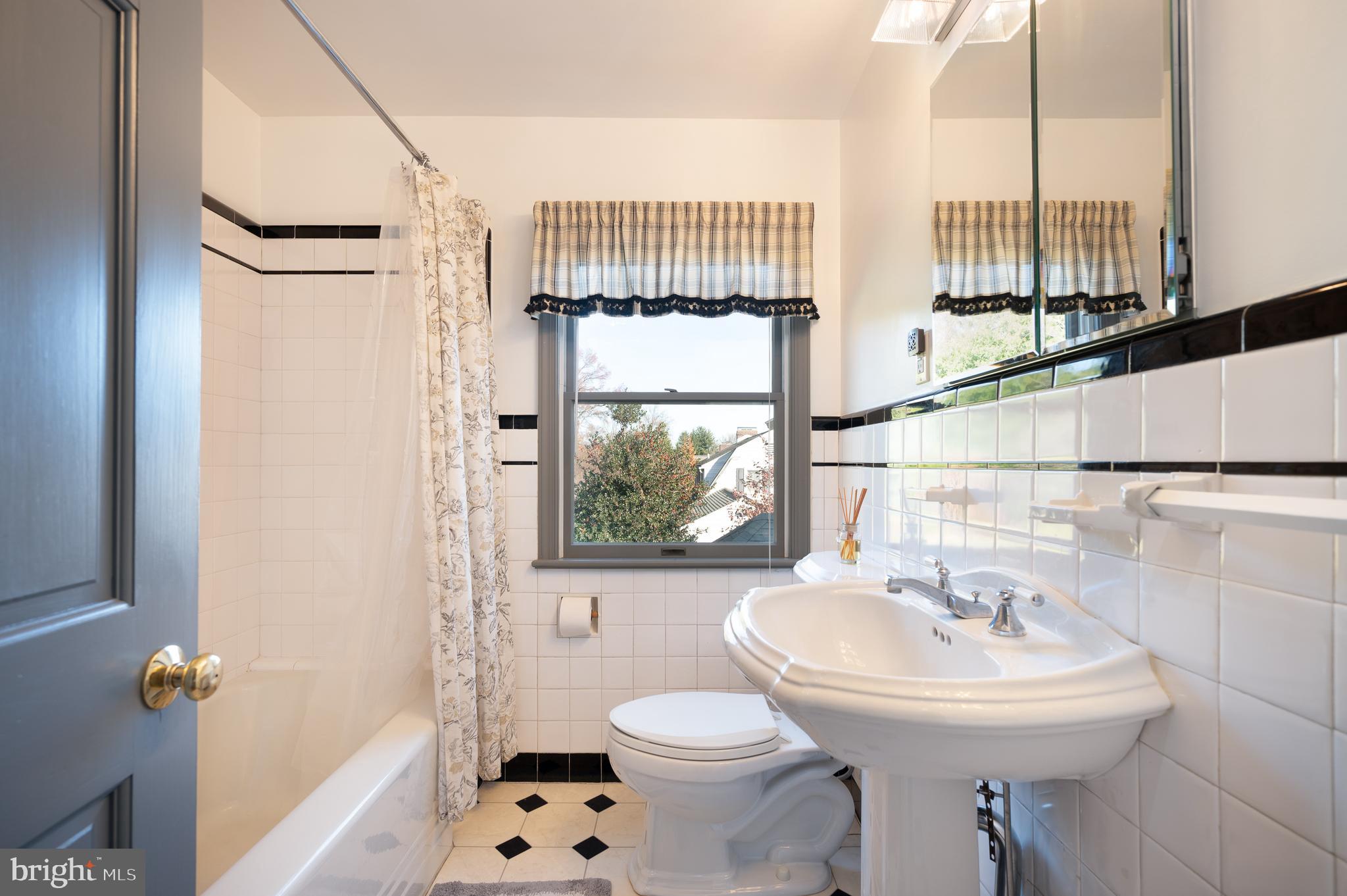 1507 Spring Lane Wilmington, DE 19809 - Photo 31 of 51 Full hall bath