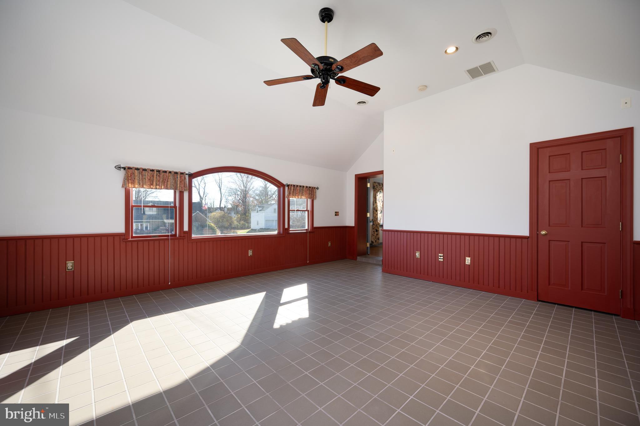 1507 Spring Lane Wilmington, DE 19809 - Photo 7 of 51 Sun room with vaulted ceilings