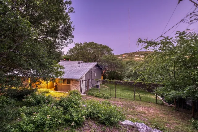 $895,000 | 907 The High Road, Austin, TX 78746