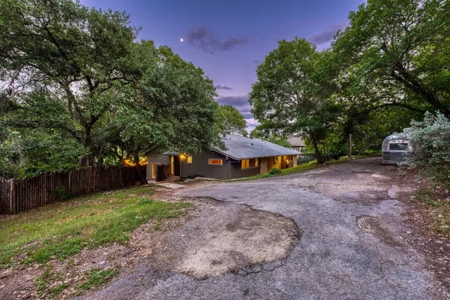 $895,000 | 907 The High Road, Austin, TX 78746