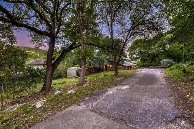 $895,000 | 907 The High Road, Austin, TX 78746