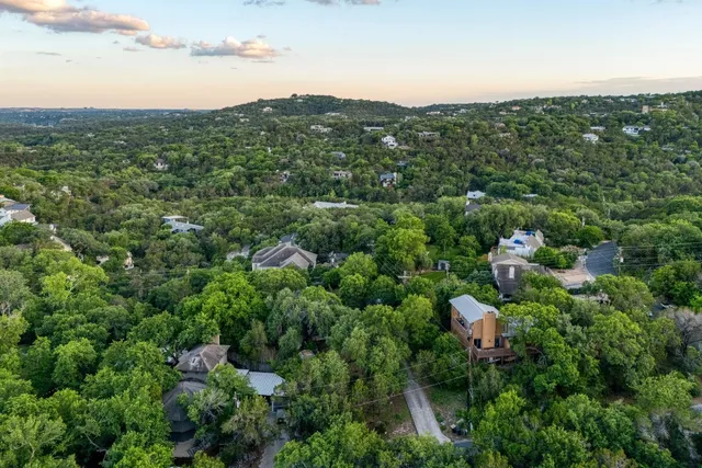 $895,000 | 907 The High Road, Austin, TX 78746