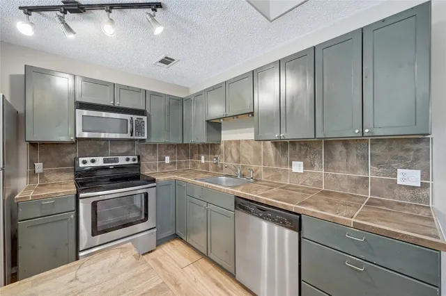 $895,000 | 907 The High Road, Austin, TX 78746