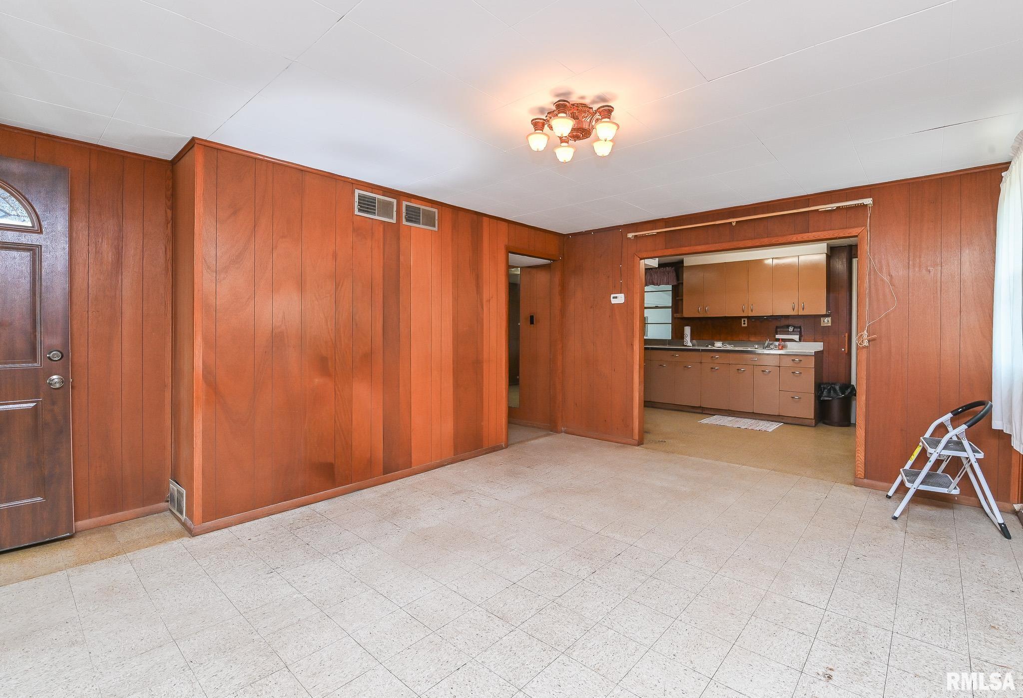 1074 Spring Bay Road East Peoria, IL 61611 - Photo 11 of 21 Gallery Image 11