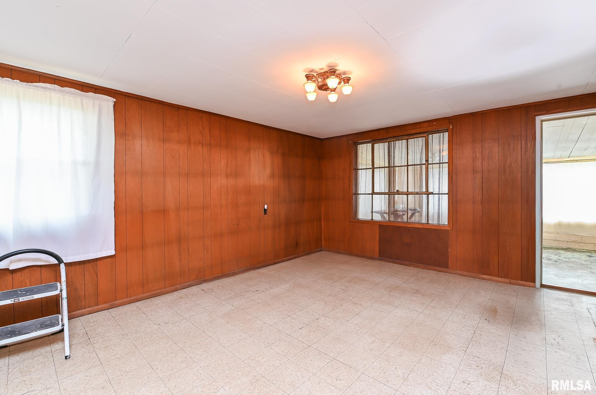 1074 Spring Bay Road East Peoria, IL 61611 - Photo 12 of 21 Gallery Image 12