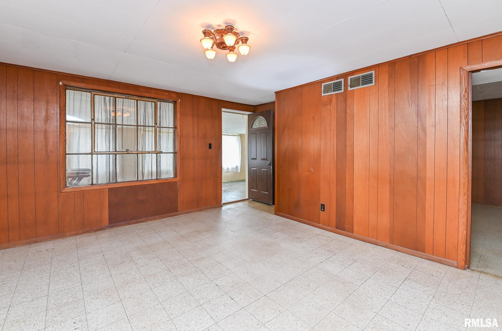 1074 Spring Bay Road East Peoria, IL 61611 - Photo 14 of 21 Gallery Image 14