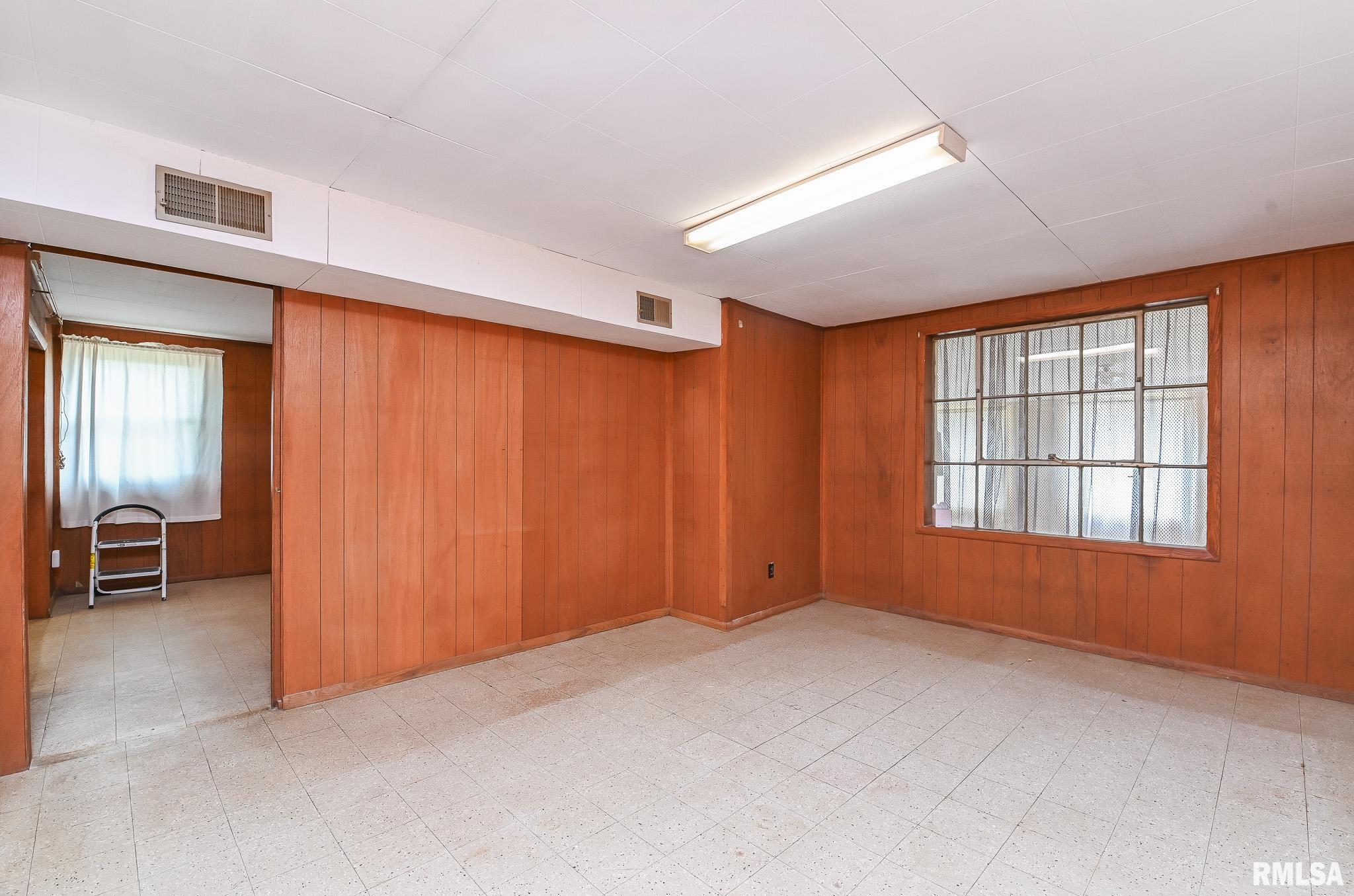 1074 Spring Bay Road East Peoria, IL 61611 - Photo 15 of 21 Gallery Image 15