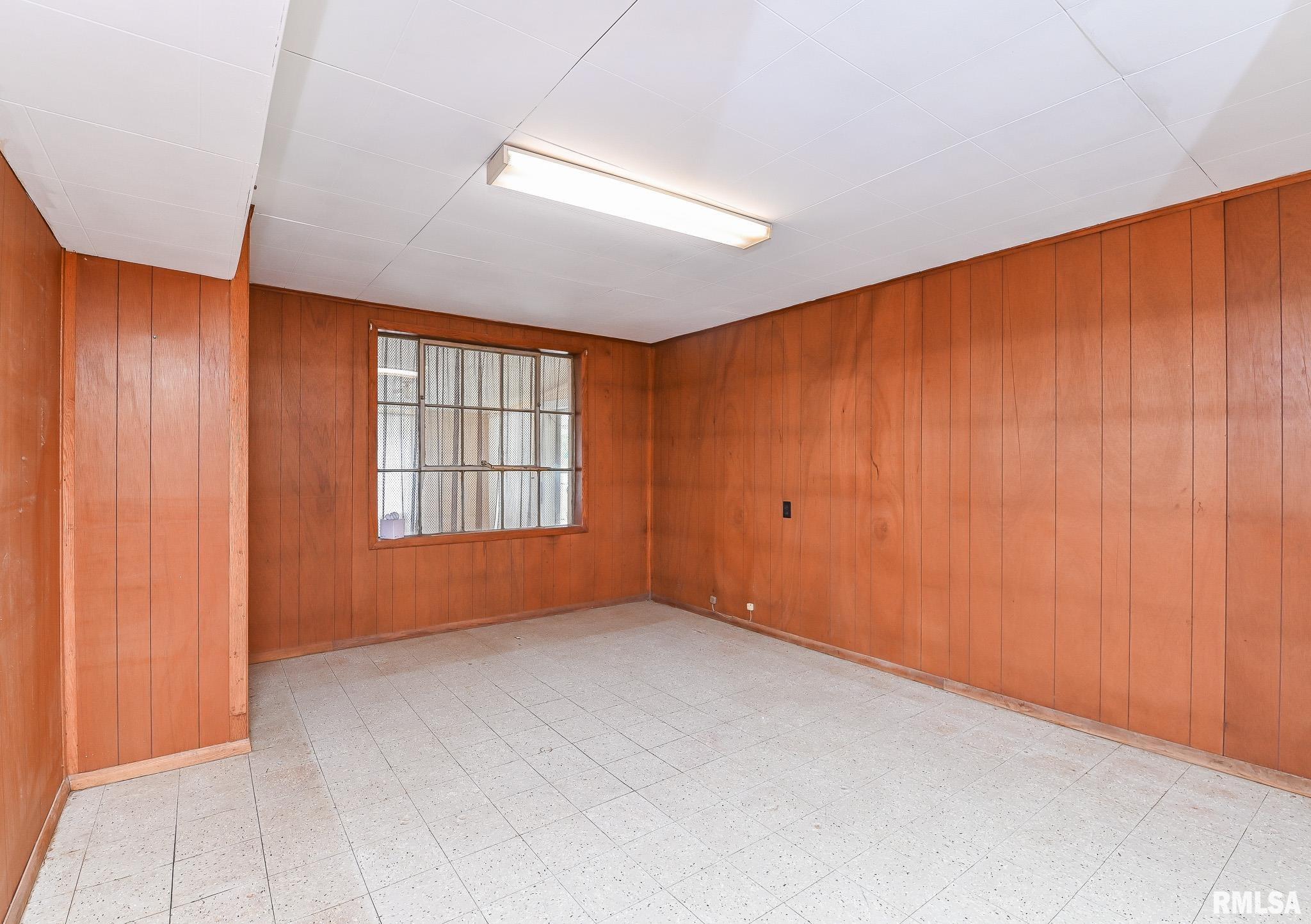 1074 Spring Bay Road East Peoria, IL 61611 - Photo 16 of 21 Gallery Image 16