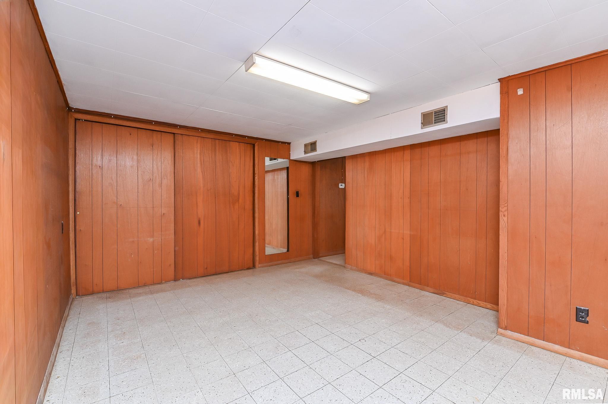 1074 Spring Bay Road East Peoria, IL 61611 - Photo 17 of 21 Gallery Image 17