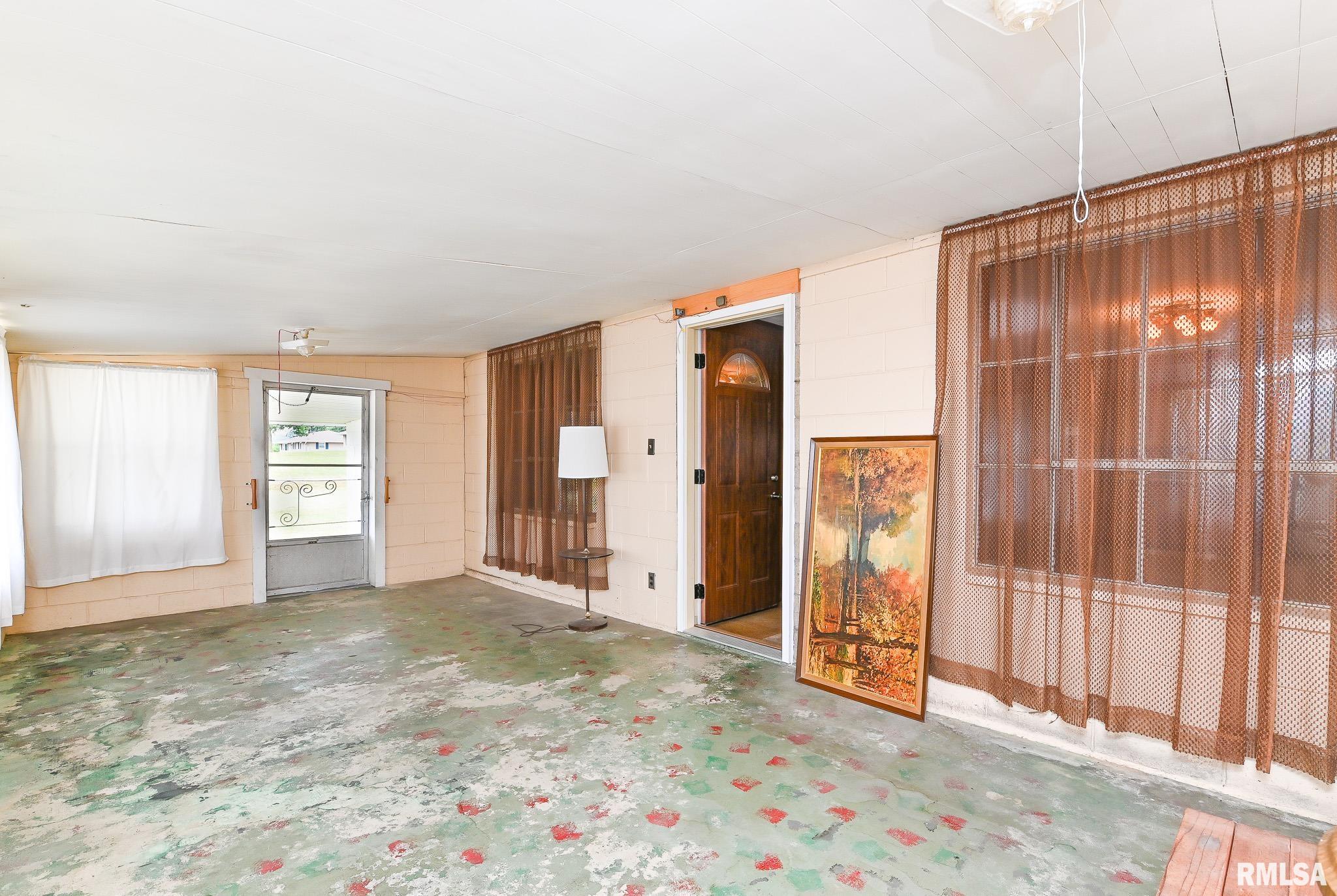1074 Spring Bay Road East Peoria, IL 61611 - Photo 18 of 21 Gallery Image 18