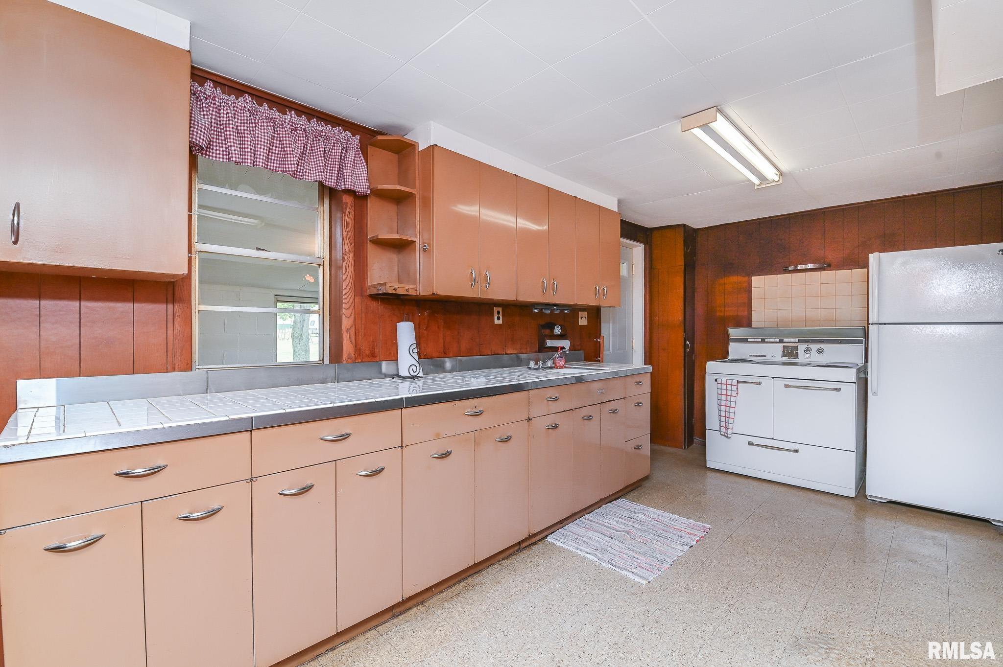 1074 Spring Bay Road East Peoria, IL 61611 - Photo 8 of 21 Gallery Image 8