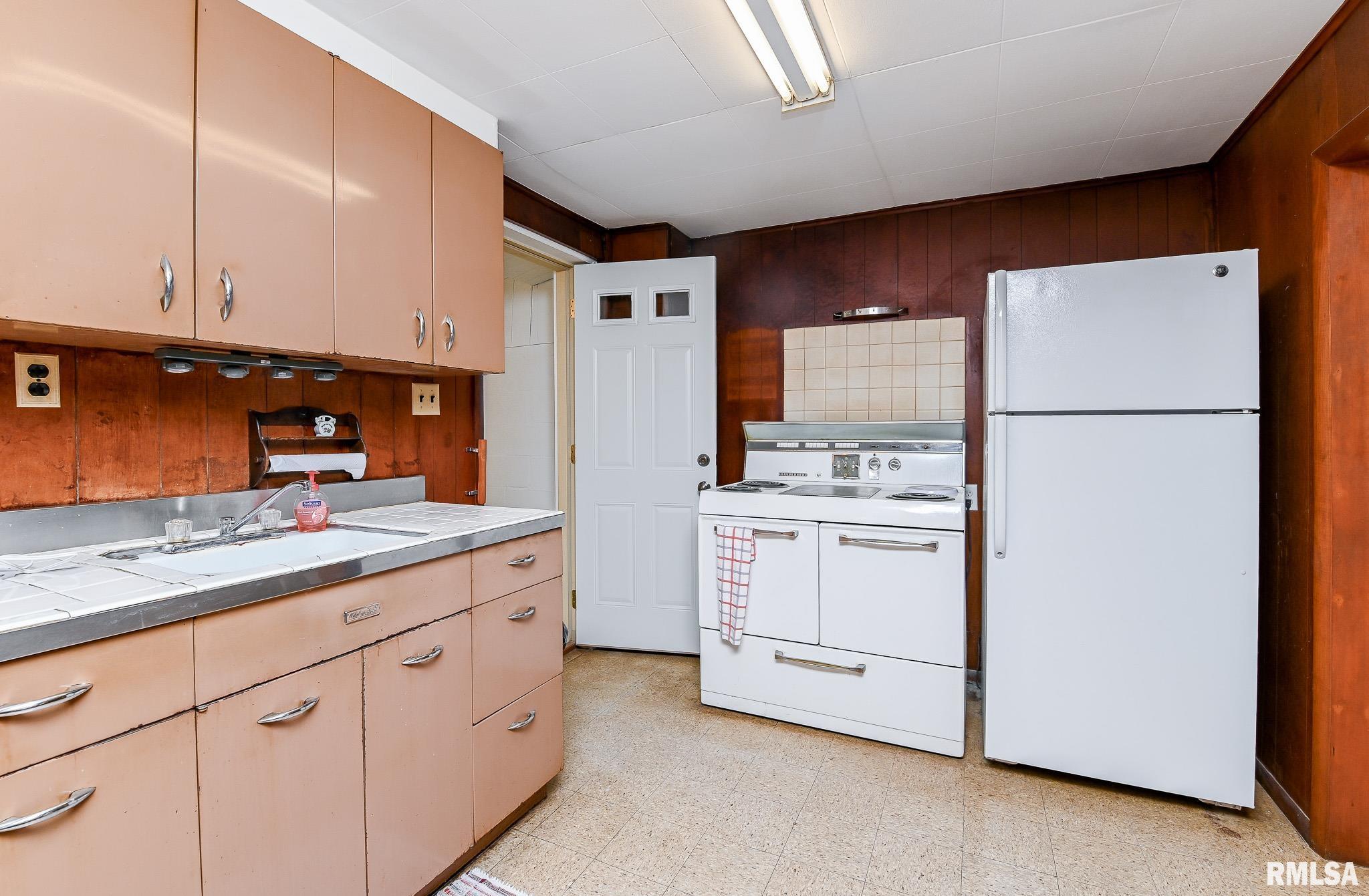 1074 Spring Bay Road East Peoria, IL 61611 - Photo 10 of 21 Gallery Image 10