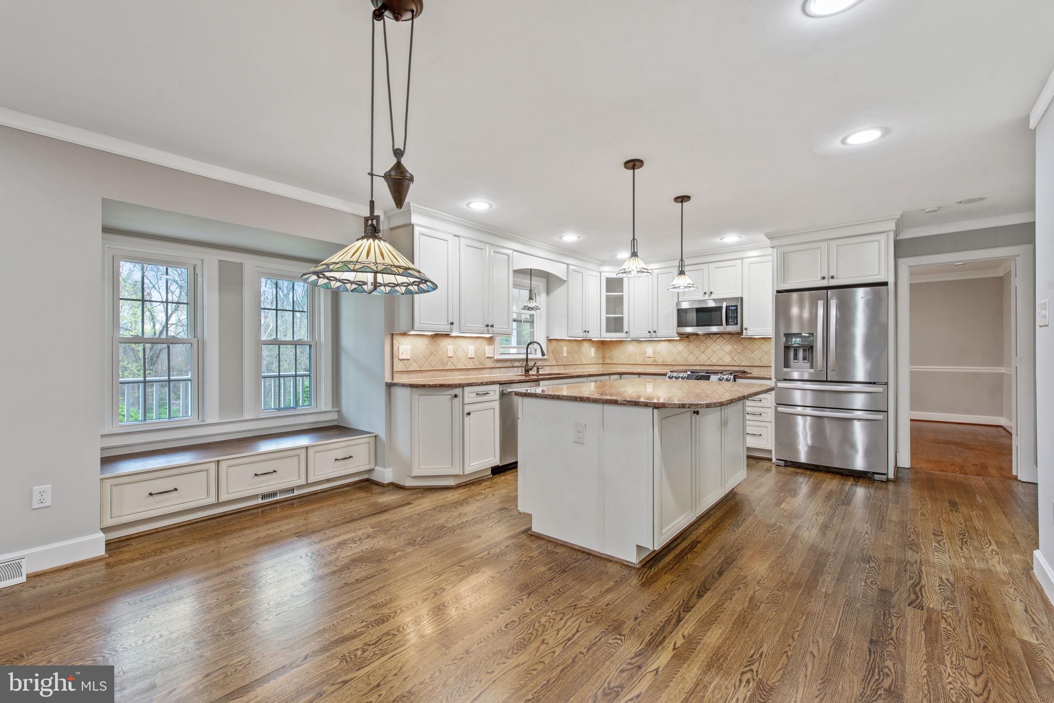 2821 Rifle Ridge Road Oakton, VA 22124 - Photo 10 of 56 Gourmet kitchen with bay window, hug island, SS