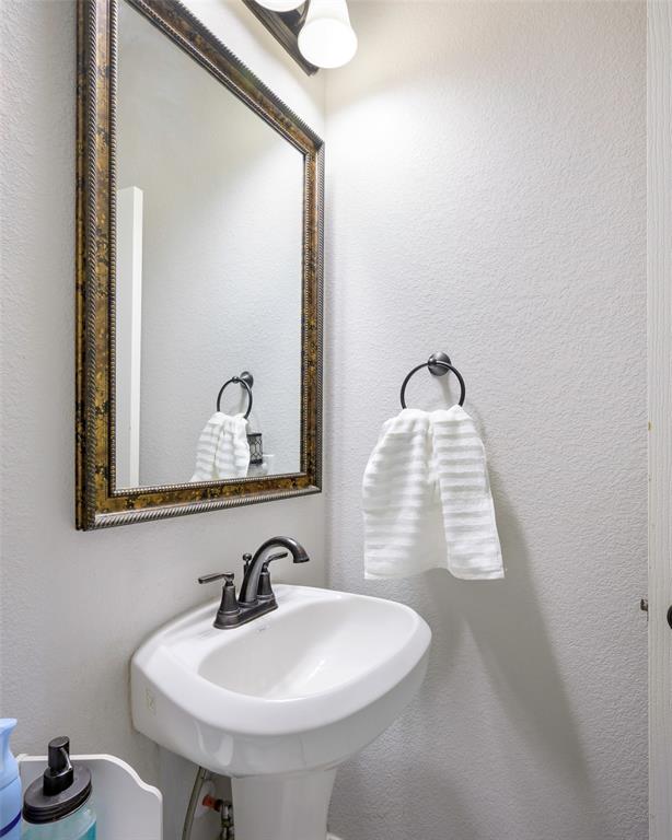 4059 Three Forks Road Kaufman, TX 75142 - Photo 11 of 25 a bathroom with a sink and a mirror
