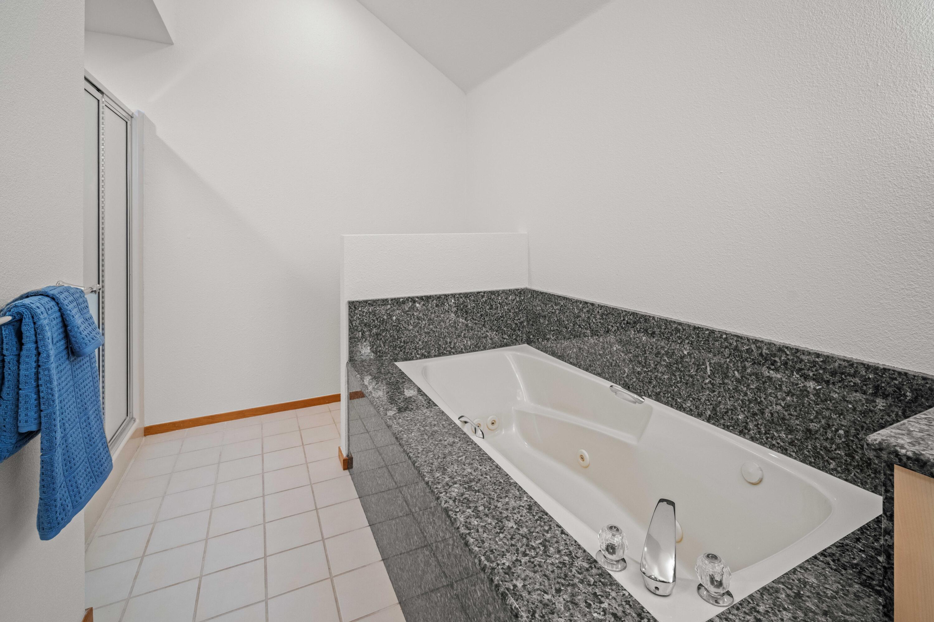 17674 Bittern Lane, Unit 7 Sunriver, OR 97707 - Photo 20 of 43 Jetted tub surrounded by granite finishes.