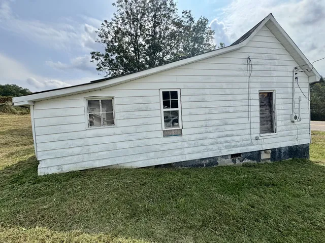 a view of a backyard