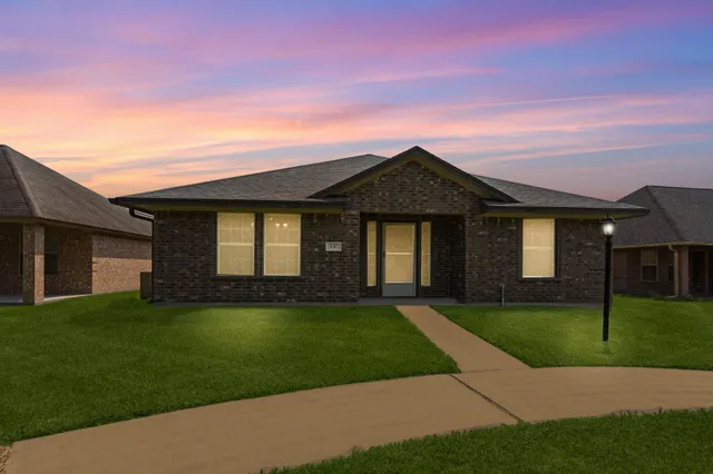 $269,000 | 137 Silverbell Circle, Lake Jackson, TX 77566