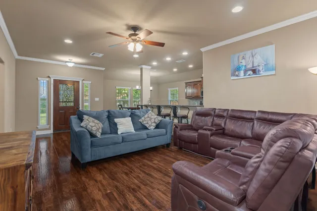 $269,000 | 137 Silverbell Circle, Lake Jackson, TX 77566