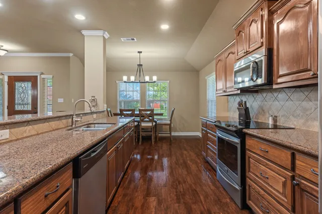 $269,000 | 137 Silverbell Circle, Lake Jackson, TX 77566