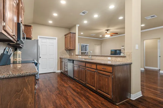 $269,000 | 137 Silverbell Circle, Lake Jackson, TX 77566