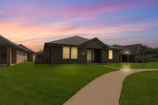 $269,000 | 137 Silverbell Circle, Lake Jackson, TX 77566