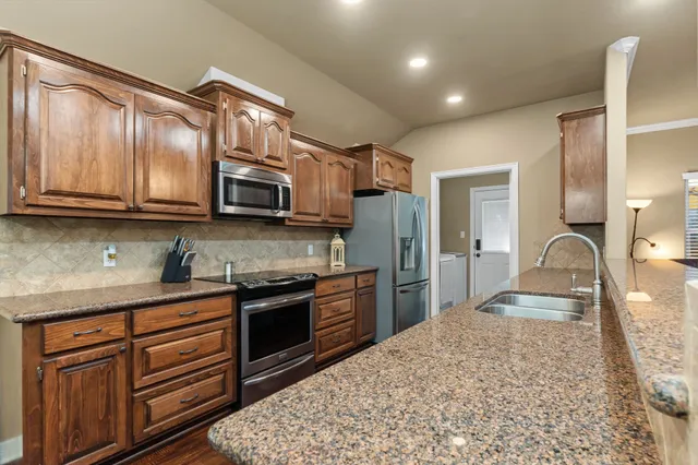 $269,000 | 137 Silverbell Circle, Lake Jackson, TX 77566