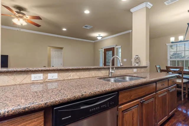 $269,000 | 137 Silverbell Circle, Lake Jackson, TX 77566