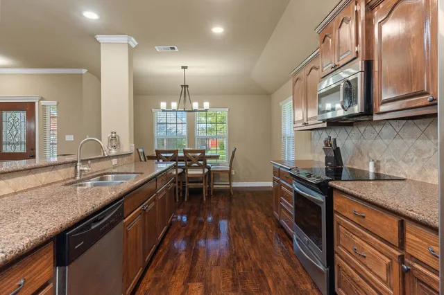 $269,000 | 137 Silverbell Circle, Lake Jackson, TX 77566