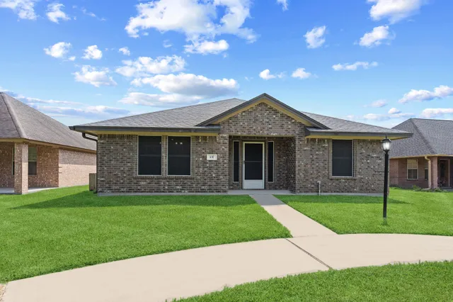 $269,000 | 137 Silverbell Circle, Lake Jackson, TX 77566