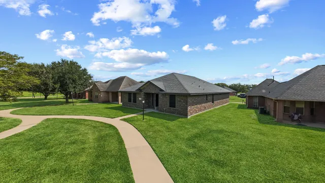 $269,000 | 137 Silverbell Circle, Lake Jackson, TX 77566