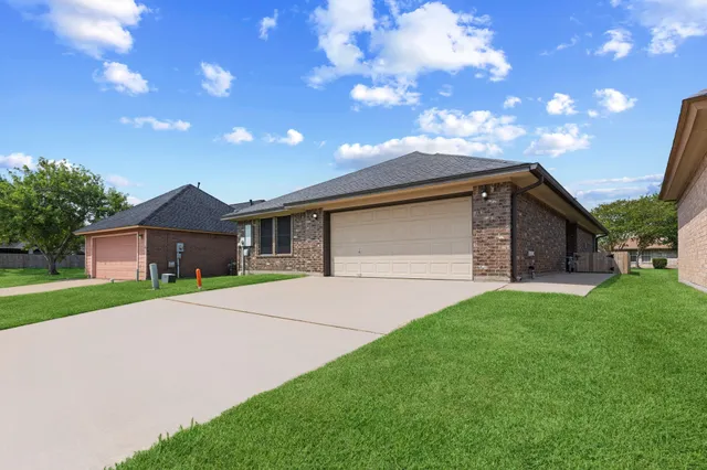 $269,000 | 137 Silverbell Circle, Lake Jackson, TX 77566