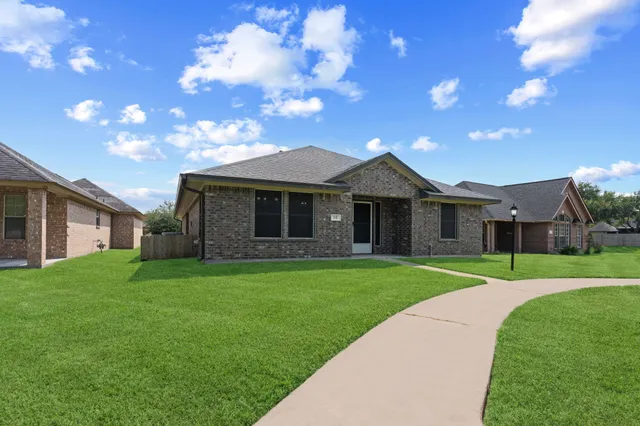 $269,000 | 137 Silverbell Circle, Lake Jackson, TX 77566